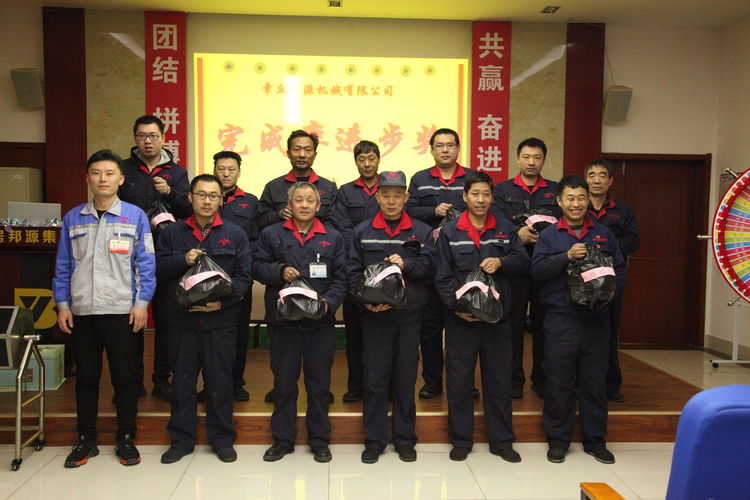 11月份取得優(yōu)異成績(jī)，由韓部長(zhǎng)上臺(tái)頒獎(jiǎng)，并合影留念